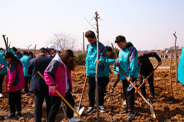 “攜手植樹(shù)，共創(chuàng)藍(lán)天”丨南京新華師生共筑新華育才林
