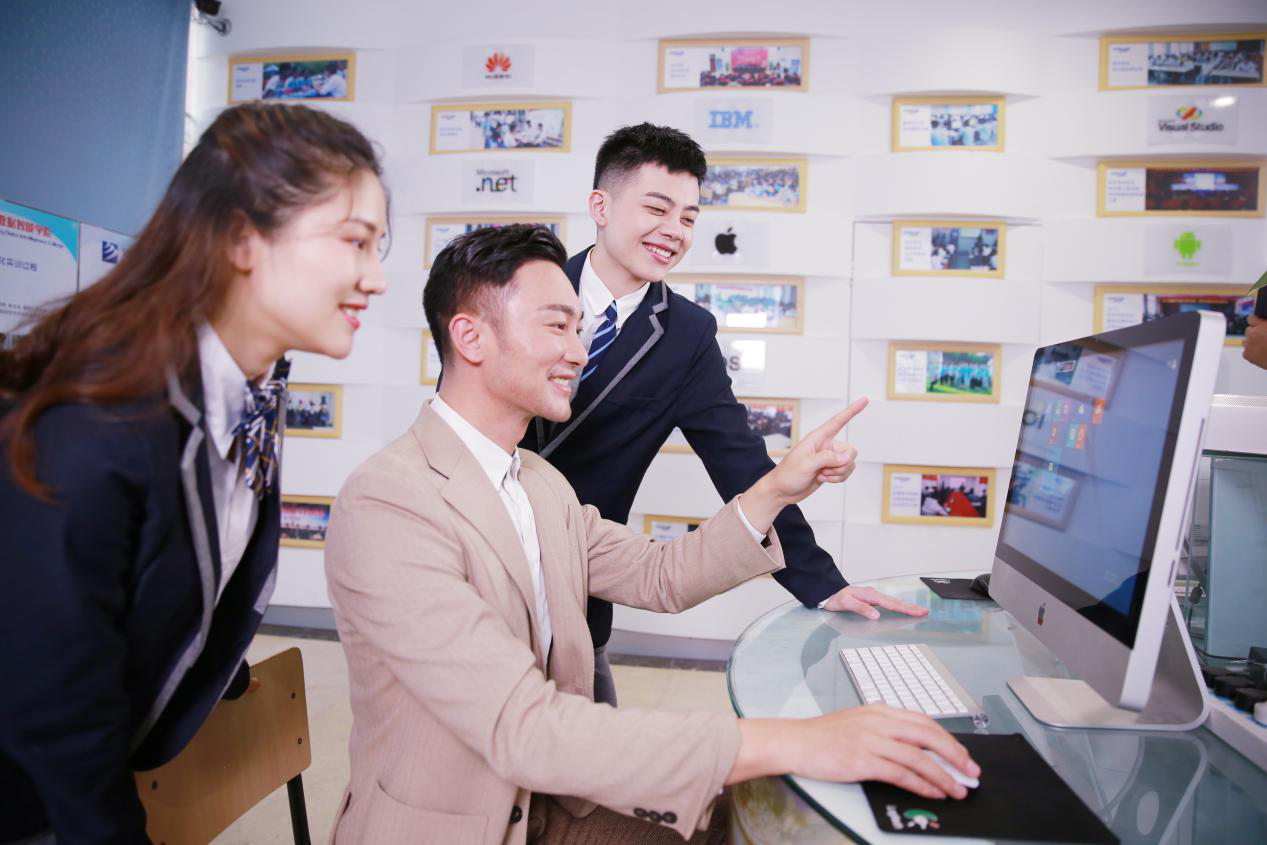 What？聽(tīng)說(shuō)新華云課堂能帶你走出傳統(tǒng)課堂，享受個(gè)性化學(xué)習(xí)！