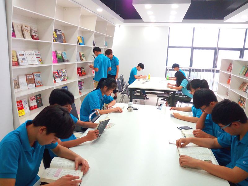 技校里面有什么<a href=http://njxh.cn target=_blank class=infotextkey>專業(yè)</a>？適合初中去學(xué)習(xí)么？
