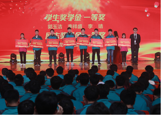 新華電腦教育：帶薪實訓(xùn)，邊拿薪水邊學(xué)習(xí)