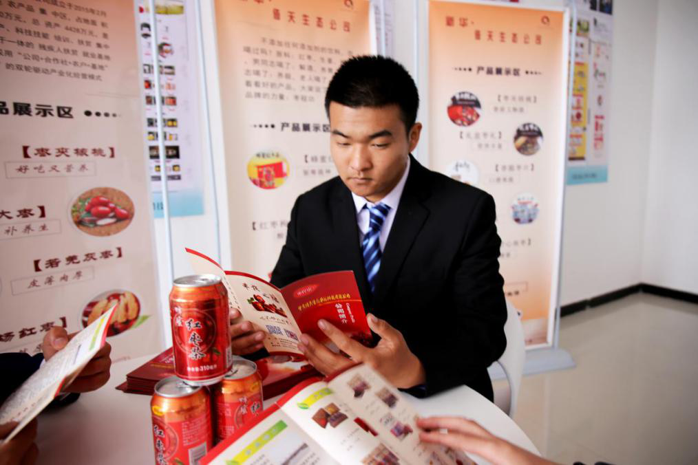 燃爆！麗江石榴哥現(xiàn)場(chǎng)連麥新華電商<a href=http://njxh.cn target=_blank class=infotextkey>專業(yè)</a>學(xué)子