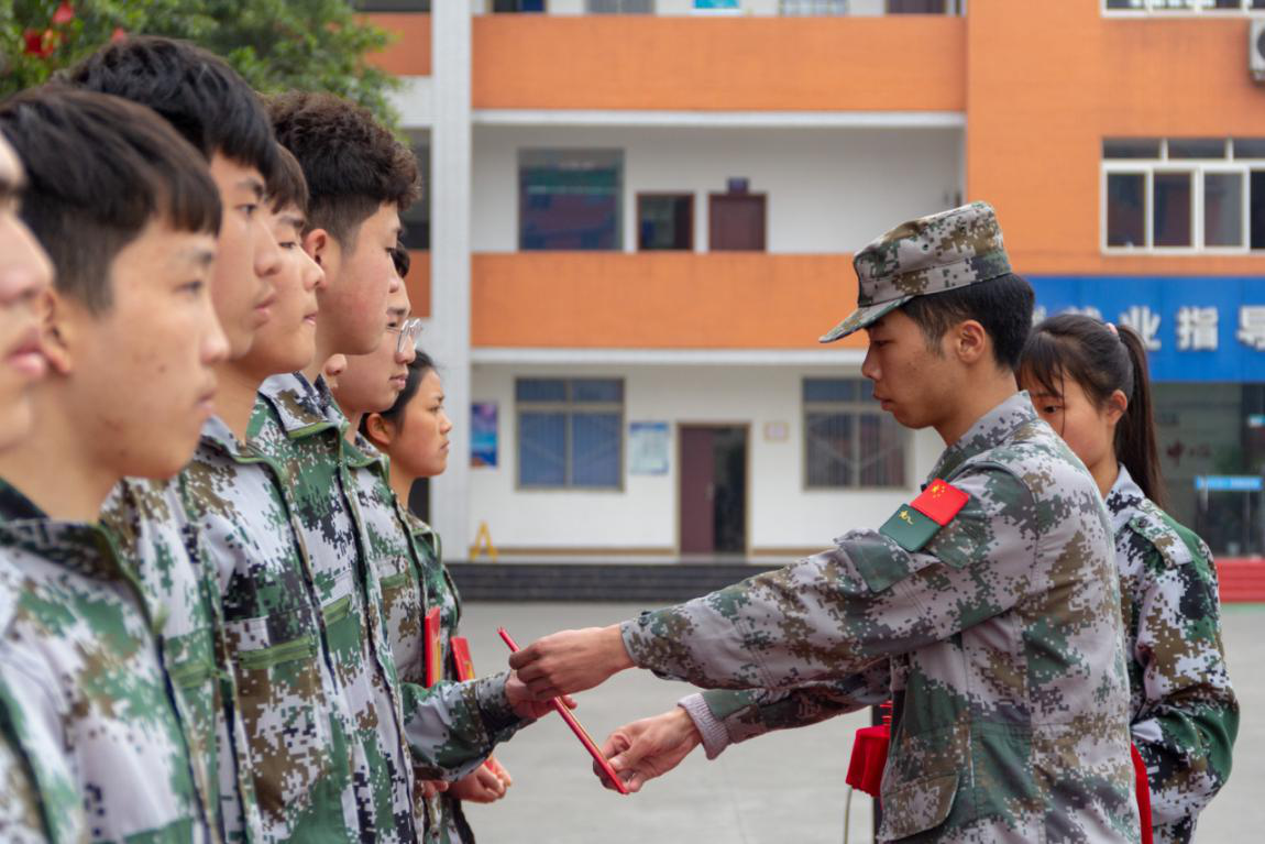 新華“三教三訓”之軍訓|揮灑汗水書寫迷彩青春！