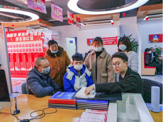 南京新華電腦專修學(xué)院330校園專場咨詢?nèi)栈顒映晒εe辦！