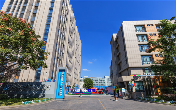 南京有什么學(xué)校適合初中畢業(yè)的？