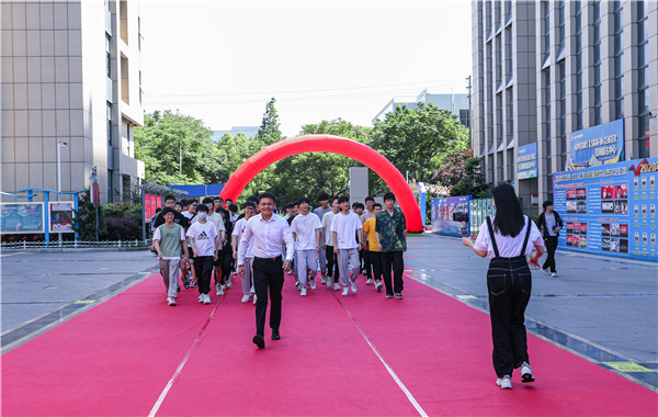 巔峰實習，京彩有你 ——南京新華京東618實習項目總結(jié)與表彰大會圓滿結(jié)束