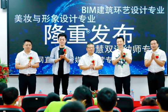 傳遞向上力量！新華電腦學(xué)?！独蠋焷砹恕?月繼續(xù)開講！
