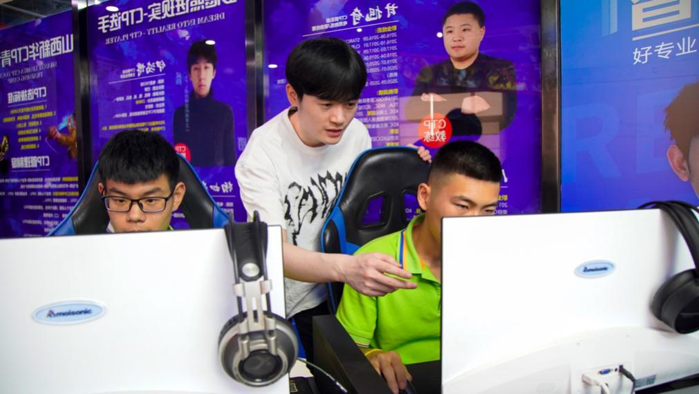傳遞向上力量！新華電腦學(xué)?！独蠋焷砹恕?月繼續(xù)開講！