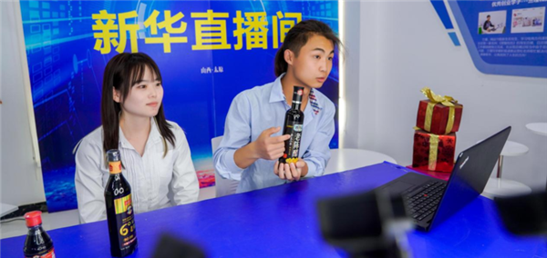 我去，這么多人來(lái)新華是干啥？