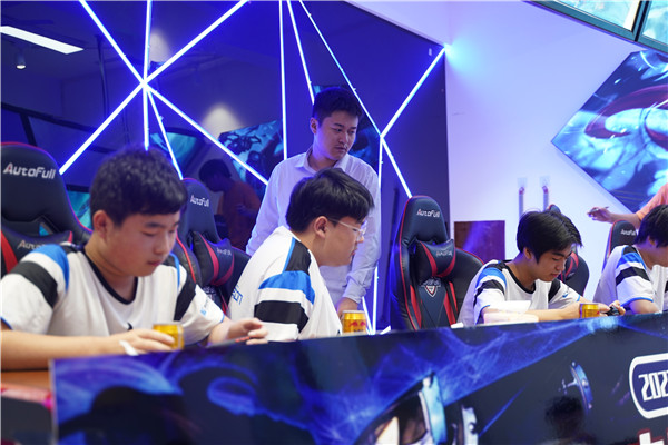 恭喜！我校學(xué)生代表隊榮獲2023 年“迎亞運”新華電腦教育王者榮耀電競對抗賽亞軍