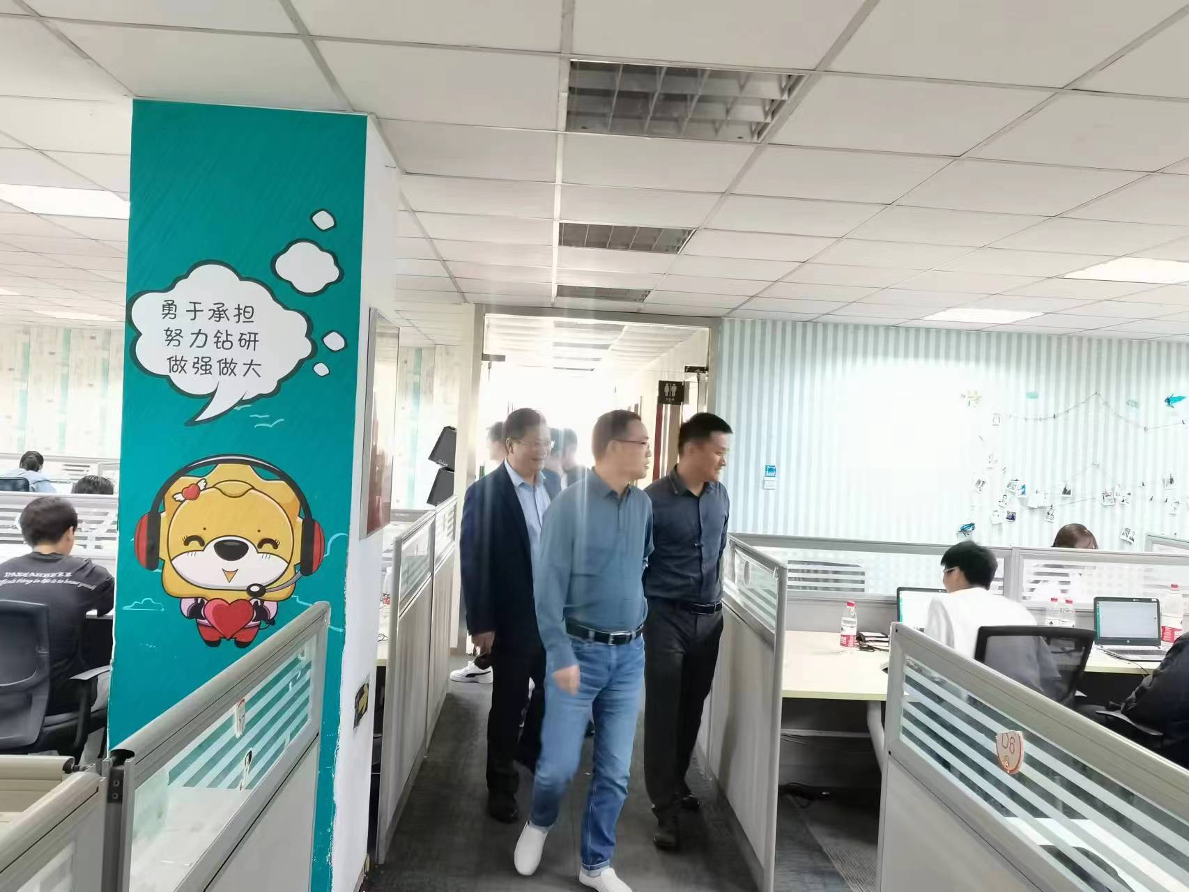 回訪企業(yè)實(shí)習(xí)學(xué)生，關(guān)懷職業(yè)成長(zhǎng)道路