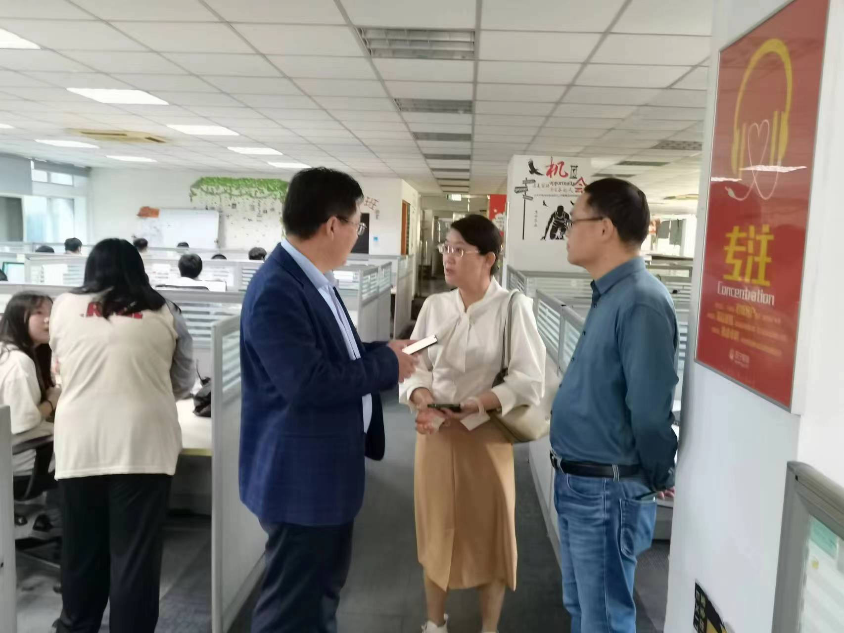 回訪企業(yè)實(shí)習(xí)學(xué)生，關(guān)懷職業(yè)成長(zhǎng)道路