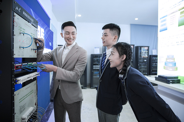 初中沒畢業(yè)學(xué)什么好？初中可以學(xué)計(jì)算機(jī)么？