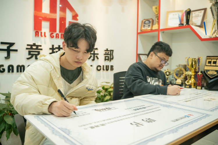 實(shí)力見證！又一新華電腦教育學(xué)子簽約AG俱樂部！