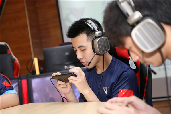 如何看待 Miss 爆料「Faker 年薪 5800 萬，LPL 選手月薪保底 2 萬」？