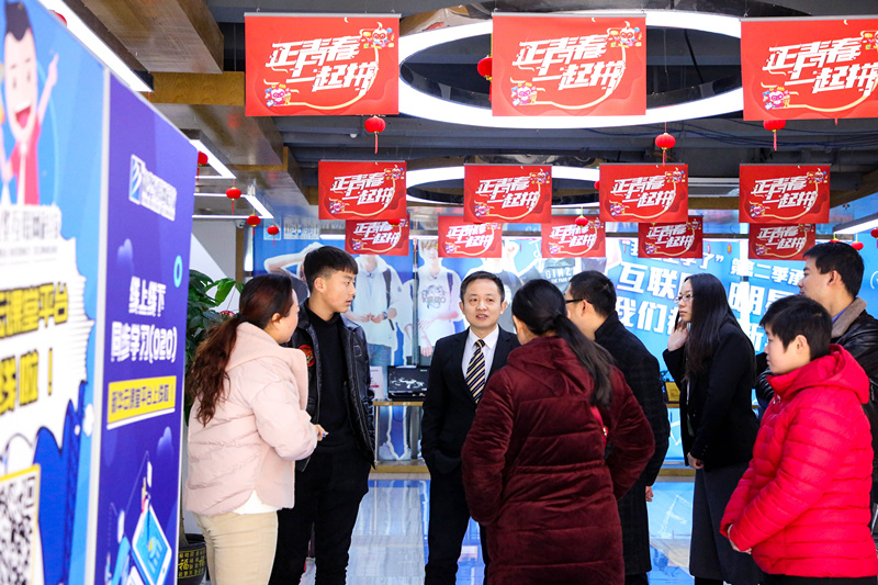 直擊現(xiàn)場(chǎng)！南京新華春季開(kāi)學(xué)迎來(lái)報(bào)名高峰