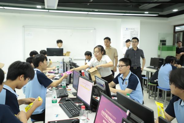 南京新華電腦夏日關(guān)懷行動，助力學(xué)子清涼度夏！